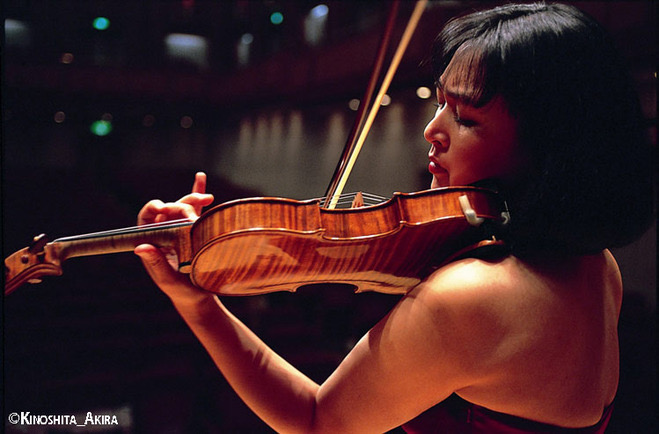 Violon 戸田弥生 Yayoi Toda 1993年エリザベート王妃国際音楽コンクール優勝。第54回日本音楽コンクール第1位。
日本の主要オーケストラ、モスクワフィル、スウェーデン放送響、ハレ管、ロンドンフィル、ドイツカンマーフィル、小澤征爾、シモノフ、カントロフ、ブーニン、フルネ、ベルティーニ、アルゲリッチ、アファナシェフ等と共演を重ねる。94年出光音楽賞、97 年ニューヨーク・デビュー、T.コイリスから「ヴァイオリン協奏曲第2番」を献呈されコンセルトヘボウで初演、J.S.バッハやE.イザイの無伴奏全曲、エル=バシャと2枚目、他CD リリース多数。フェリス女学院大学教授、桐朋学園大学非常勤講師。