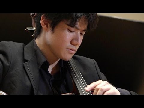 Cello 伊藤悠貴 Yuki Ito 15歳で渡英。王立音楽大学在学中にブラームス国際コンクール、ウィンザー祝祭国際弦楽コンクールに優勝。2019年第17回齋藤秀雄メモリアル基金賞受賞。2011年フィルハーモニア管弦楽団との共演でデビュー、以来国内外の主要オーケストラをはじめ、ウィグモア・ホールなどヨーロッパ各地の著名ホールに招かれているほか、これまでにアシュケナージ、ゲリンガス、一柳慧、小澤征爾、小林研一郎などと共演を重ねている。CDは「ラフマニノフ:チェロ作品全集」など3枚をリリース。